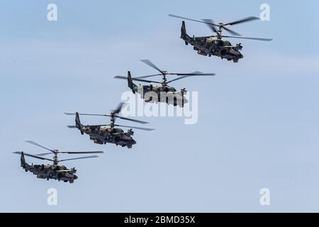 Russland, Chabarowsk - 7. Mai 2020: Probe der Parade. Militärparade zu Ehren des Siegestages. K-52 Hubschrauber fliegen in Formation Stockfoto