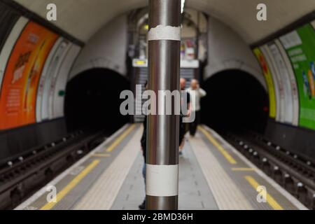 Perspektivischer Blick auf eine Insel-Plattform an der Clapham Common Station auf der Northern Line der Londoner U-Bahn. Stockfoto