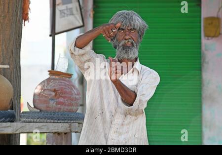 Beawar, Indien. Mai 2020. Obdachlose psychisch kranken Mann spricht mit sich selbst in Gesten auf der Straße inmitten der laufenden bundesweiten COVID-19 Sperrung in Beawar, Rajasthan. (Foto von Sumit Saraswat/Pacific Press) Quelle: Pacific Press Agency/Alamy Live News Stockfoto