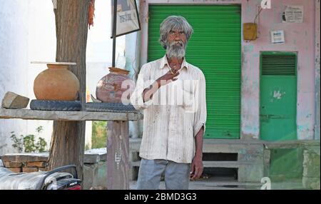 Beawar, Indien. Mai 2020. Obdachlose psychisch kranken Mann spricht mit sich selbst in Gesten auf der Straße inmitten der laufenden bundesweiten COVID-19 Sperrung in Beawar, Rajasthan. (Foto von Sumit Saraswat/Pacific Press) Quelle: Pacific Press Agency/Alamy Live News Stockfoto