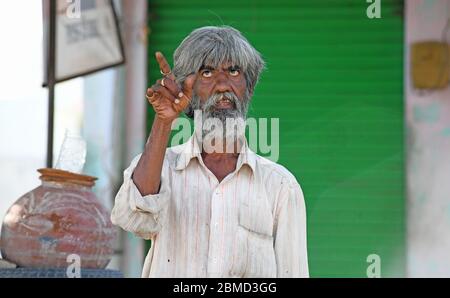 Beawar, Indien. Mai 2020. Obdachlose psychisch kranken Mann spricht mit sich selbst in Gesten auf der Straße inmitten der laufenden bundesweiten COVID-19 Sperrung in Beawar, Rajasthan. (Foto von Sumit Saraswat/Pacific Press) Quelle: Pacific Press Agency/Alamy Live News Stockfoto