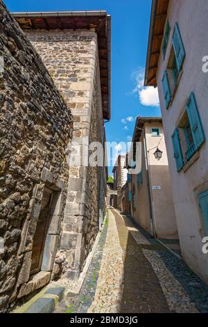 Frankreich, Le Puy-en-Velay, Rue Sainte Claire, Kloster Saint Claire, ca. 16.-17. Jahrhundert Eingang auf dem grünen Dach Stockfoto