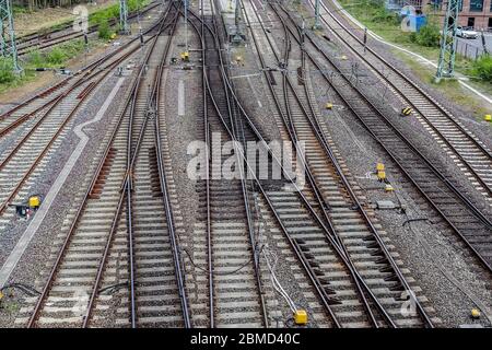 Mehrere Gleise mit Kreuzungen an einem Bahnhof in einer perspektivischen Ansicht Stockfoto