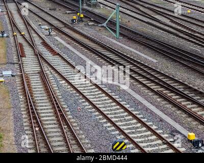 Mehrere Gleise mit Kreuzungen an einem Bahnhof in einer perspektivischen Ansicht Stockfoto