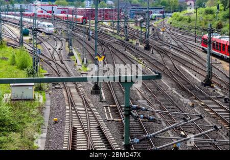 Mehrere Gleise mit Kreuzungen an einem Bahnhof in einer perspektivischen Ansicht Stockfoto