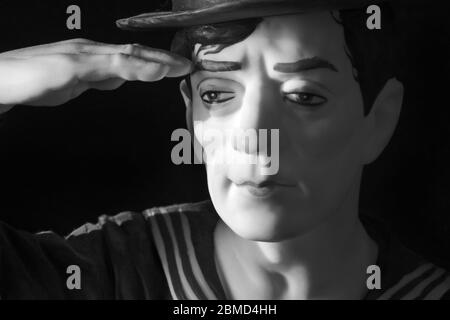 Ein Detail einer Porzellanfigur von Buster Keaton, Stummfilmkomödiant. Stockfoto