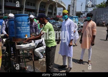 Dhaka, Bangladesch. Mai 2020. Man sah, wie Menschen sich die Hände waschen, bevor sie in die Moschee zum Gebet gingen, um zu verhindern, dass CoVid-19 verbreitet wurde. (Foto: MD. Rakibul Hasan/Pacific Press) Quelle: Pacific Press Agency/Alamy Live News Stockfoto