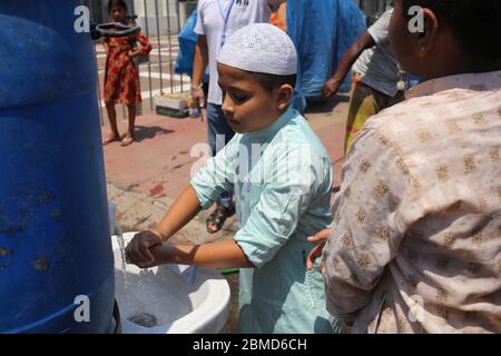 Dhaka, Bangladesch. Mai 2020. Man sah, wie Menschen sich die Hände waschen, bevor sie in die Moschee zum Gebet gingen, um zu verhindern, dass CoVid-19 verbreitet wurde. (Foto: MD. Rakibul Hasan/Pacific Press) Quelle: Pacific Press Agency/Alamy Live News Stockfoto