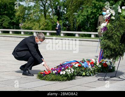 Prag, Tschechische Republik. Mai 2020. Der tschechische Ministerpräsident Andrej Babis legt am Grab des unbekannten Soldaten anlässlich des 75. Jahrestages des Endes des Zweiten Weltkriegs in Europa am 8. Mai 2020 in Prag, Tschechien, einen Kranz nieder. Kredit: Dana Kesnerova/Xinhua/Alamy Live News Stockfoto