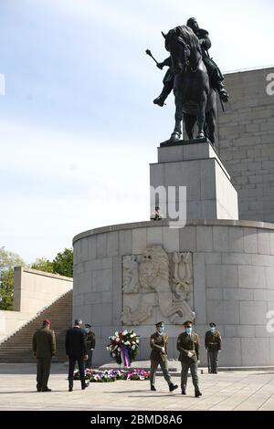 Prag. Mai 2020. Das am 8. Mai 2020 aufgenommene Foto zeigt eine Kranzniederlegung am Grab des unbekannten Soldaten anlässlich des 75. Jahrestages des Endes des Zweiten Weltkriegs in Europa in Prag, Tschechien. Kredit: Dana Kesnerova/Xinhua/Alamy Live News Stockfoto