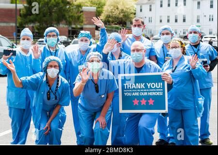 Die Beschäftigten des Gesundheitswesens im Emerson Hospital posieren vor der Appreciation Parade, die von der Concord Police organisiert wurde. Stockfoto