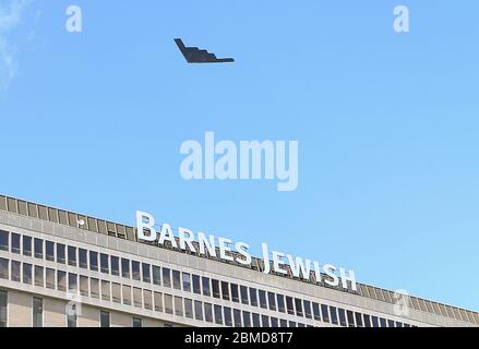 Bridgeton, Usa. Mai 2020. Ein B-2 Spirit Stealth Bomber flyst über Barnes-Jewish Hospital in St. Louis am Freitag, 8. Mai 2020. Der Bomber, der 131. Bombenflügel zugewiesen wurde, mit Sitz auf der Whiteman Air Force Base, fliegt über mehrere Krankenhäuser im gesamten Bundesstaat Missouri als Gruß an Ersthelfer und medizinische Mitarbeiter. Foto von Bill Greenblatt/UPI Quelle: UPI/Alamy Live News Stockfoto