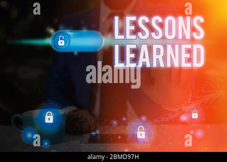 Schreiben Notiz zeigt Lessons Learned. Geschäftskonzept zur Förderung des Erfahrungsaustausch und der Nutzung von Wissen Stockfoto