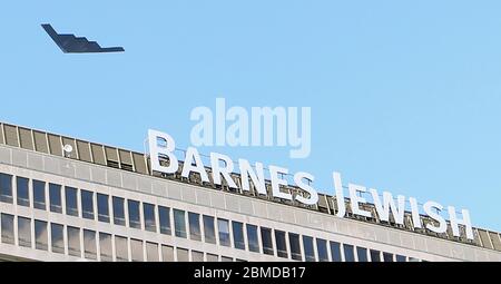 Bridgeton, Usa. Mai 2020. Ein B-2 Spirit Stealth-Bomber fliegt am Freitag, den 8. Mai 2020 über das Barnes-Jewish Hospital in St. Louis. Der Bomber, der 131. Bombenflügel zugewiesen wurde, mit Sitz auf der Whiteman Air Force Base, fliegt über mehrere Krankenhäuser im gesamten Bundesstaat Missouri als Gruß an Ersthelfer und medizinische Mitarbeiter. Foto von Bill Greenblatt/UPI Quelle: UPI/Alamy Live News Stockfoto