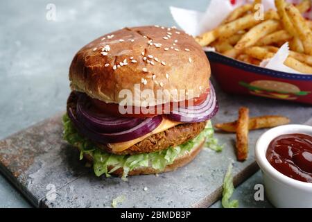 Hausgemachter Veggie Burger mit zartem Jackfruit mit Beifrites, selektiver Fokus Stockfoto