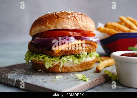 Hausgemachter Veggie Burger mit zartem Jackfruit mit Beifrites, selektiver Fokus Stockfoto