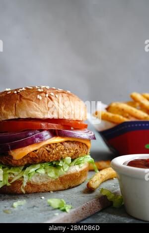 Hausgemachter Veggie Burger mit zartem Jackfruit mit Beifrites, selektiver Fokus Stockfoto