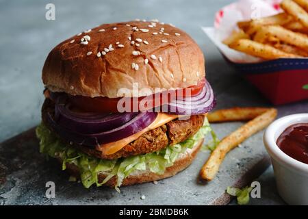 Hausgemachter Veggie Burger mit zartem Jackfruit mit Beifrites, selektiver Fokus Stockfoto