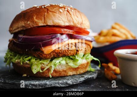 Hausgemachter Veggie Burger mit zartem Jackfruit mit Beifrites, selektiver Fokus Stockfoto