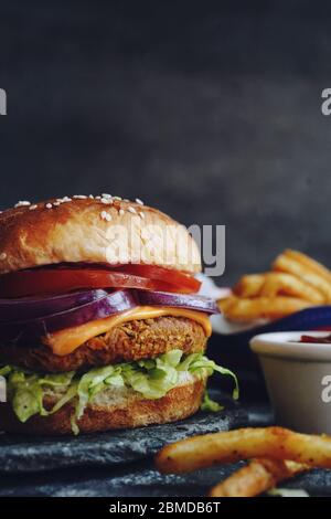 Hausgemachter Veggie Burger mit zartem Jackfruit mit Beifrites, selektiver Fokus Stockfoto