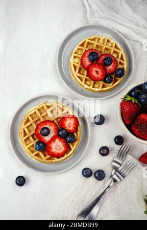 Hausgemachte Mini-Waffeln mit frischen Beeren und Sahne, selektiver Fokus Stockfoto