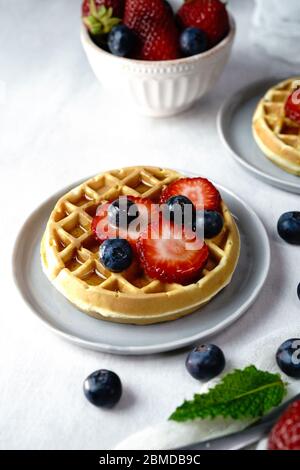 Hausgemachte Mini-Waffeln mit frischen Beeren und Sahne, selektiver Fokus Stockfoto