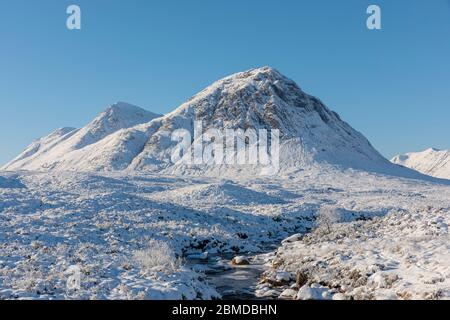 Bach und schneebedeckte Berge, Rannoch Moor Schottland Stockfoto