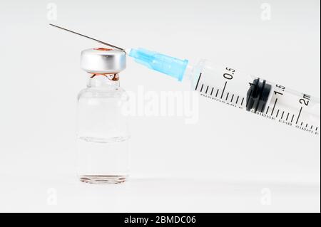 Medizinische Flasche für Injektion, medizinische Glasfläschchen und Spritze für Impfung auf weißem Hintergrund. Stockfoto