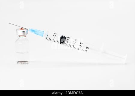 Medizinische Flasche für Injektion, medizinische Glasfläschchen und Spritze für Impfung auf weißem Hintergrund. Stockfoto