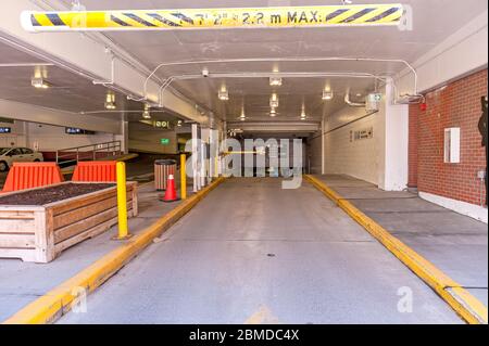 Öffentlicher Parkplatz Eingang Garage Stockfoto