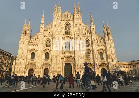 Mailand, Italien - 15. März 2017: Touristen machen Bilder während der letzten Sonne vor dem Mailänder Dom Stockfoto