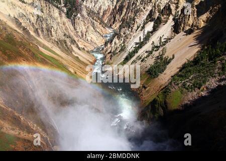 Nahaufnahme eines Regenbogens über dem Grand Canyon von Yellowstone Stockfoto