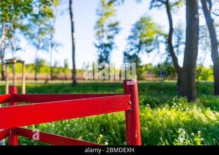 Im Vordergrund steht eine metallische Konstruktion in hellrot der Hintergrund ist mit Natur pur gefüllt Stockfoto