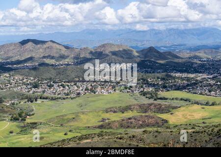 Bergblick auf Naturparkwiesen und Vorstadthäuser im malerischen Newbury Park in der Nähe von Los Angeles, Kalifornien. Stockfoto