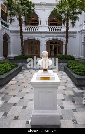 Marmorbüste von Sir Thomas Stamford Raffles (Gründer von Singapur) im Raffles Hotel, Singapur, Republik Singapur Stockfoto