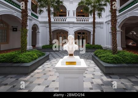 Marmorbüste von Sir Thomas Stamford Raffles (Gründer von Singapur) im Raffles Hotel, Singapur, Republik Singapur Stockfoto