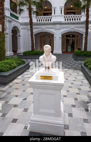 Marmorbüste von Sir Thomas Stamford Raffles (Gründer von Singapur) im Raffles Hotel, Singapur, Republik Singapur Stockfoto