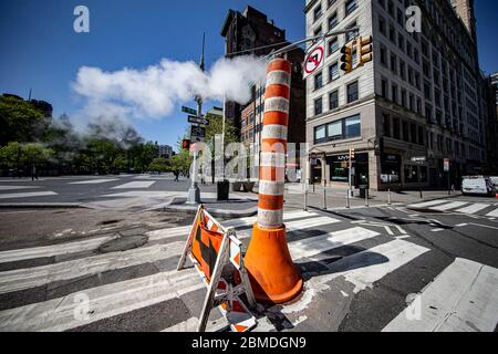 New York, N.Y/USA - 7. Mai 2020: Dampf fließt durch eine Leitung in der Nähe des Union Square wegen Gesundheitsrisiken von COVID-19. Quelle: Gordon Donovan/Alamy Live News Stockfoto