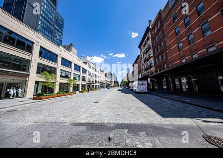 New York, N.Y/USA - 7. Mai 2020: W. 14th Street der Blick nach Osten ist ruhig wegen der gesundheitlichen Risiken von COVID-19. Quelle: Gordon Donovan/Alamy Live News Stockfoto