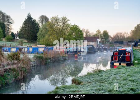 Schmalboote auf dem oxford Kanal früh frostigen Morgen im Frühjahr. Heyford Wharf, Lower Heyford, Bicester, Oxfordshire, England Stockfoto