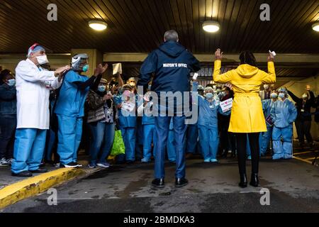 Bürgermeister de Blasio und First Lady McCray besuchen NYC Health Hospitals/Metropolitan, um am 8. Mai 2020 dem medizinischen Personal in New York City zu danken. (Foto Gabriele Holtermann-Gorden/Sipa USA) Quelle: SIPA USA/Alamy Live News Stockfoto