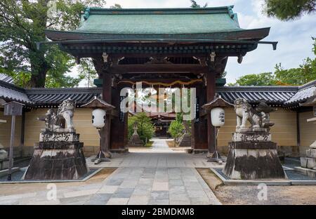 Kita-mon Tor von Kitano Tenmangu Shinto Schrein gewidmet einem Gelehrten und Politiker Sugawara Michizane (Tenjin). Kyoto. Japan Stockfoto