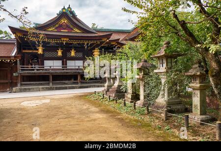 Der Weg mit Steinlaternen (toro) zum Shaden oder Hauptheiligtum von Kitano Tenmangu Schrein, wo der Geist des gottes Tenjin untergebracht ist. Kyoto. Japan Stockfoto