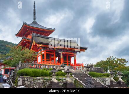 Der Blick auf das Westtor (Seimon) und die dreistöckige Pagode auf dem Hügel am Kiyomizu-dera (Otowa-san) Tempel. Kyoto. Japan Stockfoto