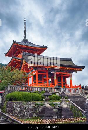 Der Blick auf das Westtor (Seimon) und die dreistöckige Pagode auf dem Hügel am Kiyomizu-dera (Otowa-san) Tempel. Kyoto. Japan Stockfoto