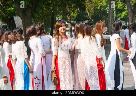 Hanoi Vietnam Oktober 25 2013; Gruppe von vietnamesischen jungen Frauen elegant in der Straße zusammen gekleidet gehen zur Feier. Stockfoto