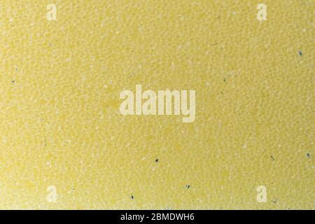 Gelbe Textur eines Schwamms. Nahaufnahme gelbe Textur. Hintergrund. Stockfoto