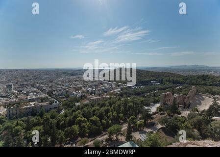Panoramablick auf Athen von der Akropolis, mit dem Odeion von Herodes Atticus in der unteren rechten Ecke. Griechenland Stockfoto