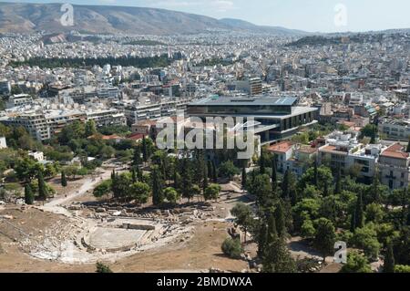 Panoramablick auf Athen von der Akropolis, mit dem Theater von Dionysus. Griechenland Stockfoto