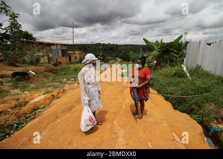 Parque Das Tribos, Brasilien. Mai 2020. Die einheimische Krankenschwester Vanda Ortega (l) spricht mit einem Bewohner des "Park der Stämme". Ortega besucht Bewohner, die von Covid-19-Symptomen berichtet haben. Die Region Manaus ist stark vom Coronavirus betroffen, mehr als 135,000 Covid-19-infizierte wurden landesweit bestätigt. Angesichts der grassierenden Pandemie haben Vertreter indigener Organisationen aus dem Amazonasgebiet die internationale Gemeinschaft um finanzielle Unterstützung gebeten. Kredit: Lucas Silva/dpa/Alamy Live News Stockfoto